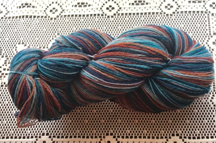 This is a chain-plied yarn spun from Targhee, which is one of my favorite sheepswool. Targhee is a breed that was developed in the US. The wool reminds me a lot of Polwarth, but without the "poof" when the twist is set.